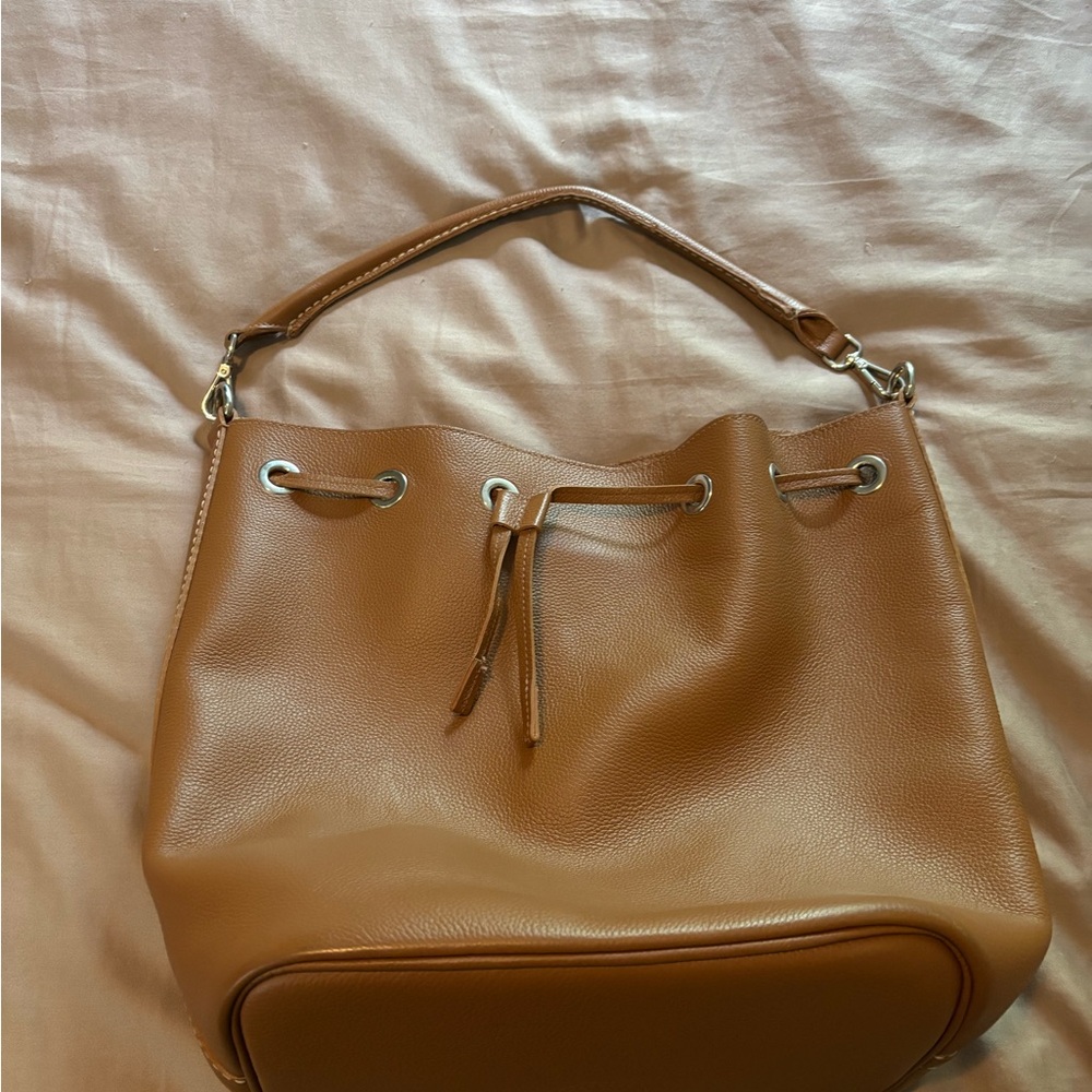 Roots Canada Tan Leather XL Bucket Bag - Picture 2 of 5